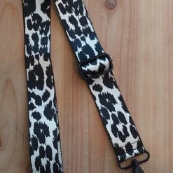 Aanbiedingen 🌟 Hete verkoop 😉 Wondersathome Bag Strap Leopard White - Zwart Metaal - Zwart Wit - Luipaard Print - Tassenriem - Schouderband - Schouderriem Tas - Tassen Riem - Tas Hengsel - Tassen Band - Gitaar Strap - Cameratas Band - Cross Body - Verstelbare Riem - Bag Belt - Handtas Bandje 🧨 🎉 -Tassen-Dames Verkoop 378x840 5