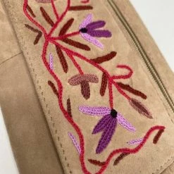 Nieuw 👏 Korting ⭐ Merkloos Dames Polstas Suède Leer - Bruine Damestas Met Handgeborduurd Bloemenpatroon In Paars - Riemtasje 😍 ✨ -Tassen-Dames Verkoop 546x840 3