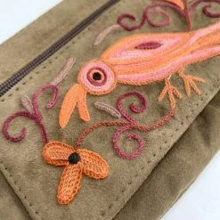 Goedkoop 🥰 Begroting 🎉 Merkloos Dames Polstas Suède Leer - Bruine Damestas Met Handgeborduurd Bloemenpatroon In Oranje - Riemtasje 🥰 😀 -Tassen-Dames Verkoop 546x840 6