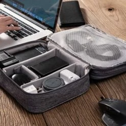 Kopen 👏 Beste recensies van 🎁 Allure Travel Kabel Organizer Tas - Opbergtas Voor Kabels En Accessoires - Reistas Voor Het Opbergen Van Elektronica - Organiser - 3 Lagen - Waterafstotend - Rood 😍 😀 -Tassen-Dames Verkoop 550x543 8