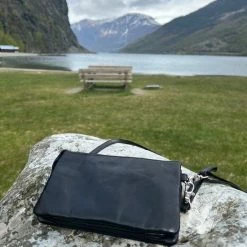 Goedkoop ⌛ Kopen ⌛ Lundholm Schoudertas Dames Top Kwaliteit Leer Zwart - Schoudertasje Dames Klein Zwart Crossbody Tas | Cadeau Voor Vriendin Tip | Scandinavisch Design - Lundholm Myrdal Serie 🔥 🤩 -Tassen-Dames Verkoop 550x733 52