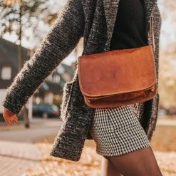 Promo 👍 Beste deal 🌟 GUSTI 'Taylor 9,7"' Schoudertas | 100% Geitenleer | Bruin | Uniseks | Moderne Handtas Met Dat Bepaalde Iets 😍 ⭐ -Tassen-Dames Verkoop 550x794 8